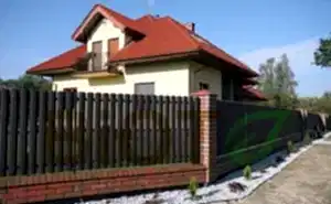 Установка забора из металлического штакетника